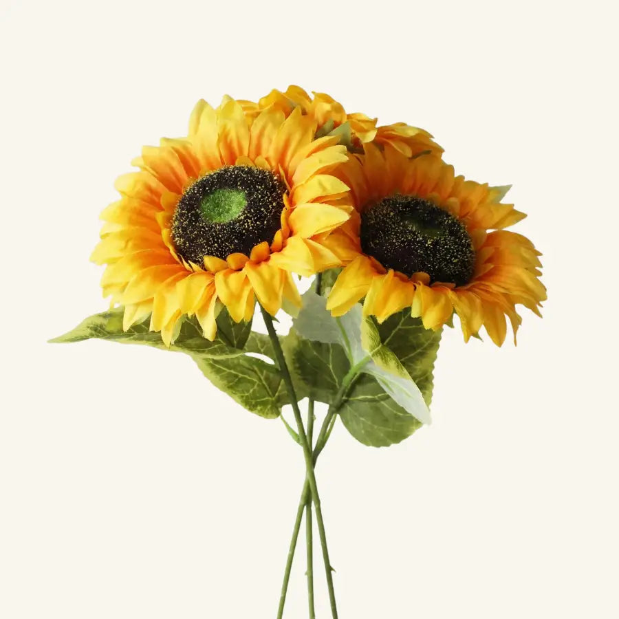 Bouquet de tournesols artificiels jaunes vibrants avec centres bruns et feuilles vertes