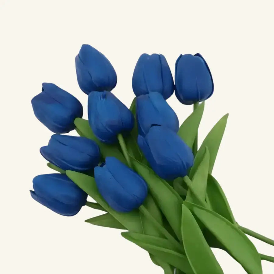 Bouquet de tulipes bleues vibrantes avec tiges et feuilles vertes