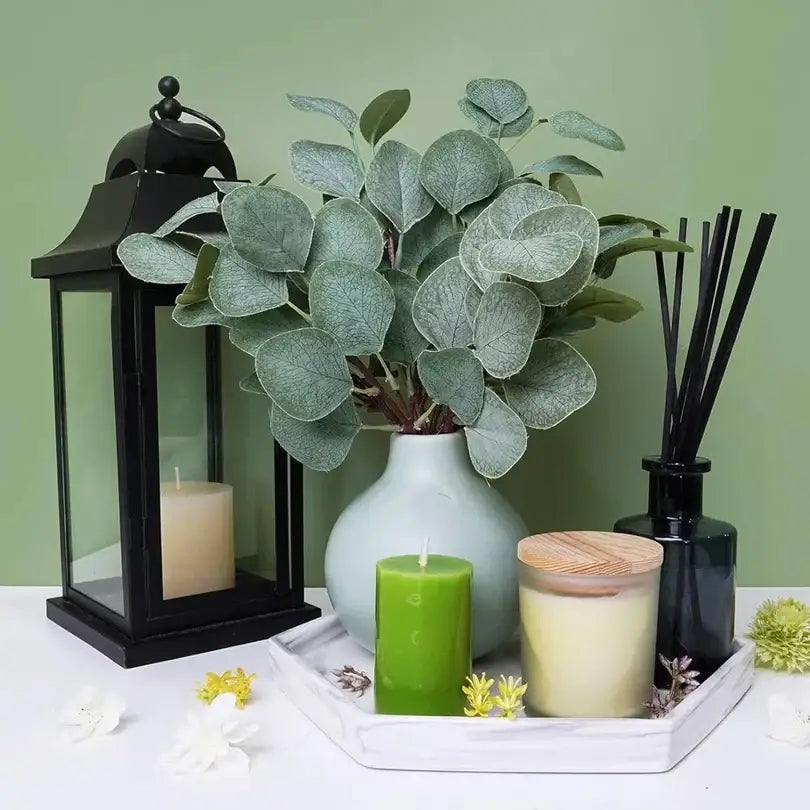 Vase en céramique bleu clair avec branches d’eucalyptus artificielles