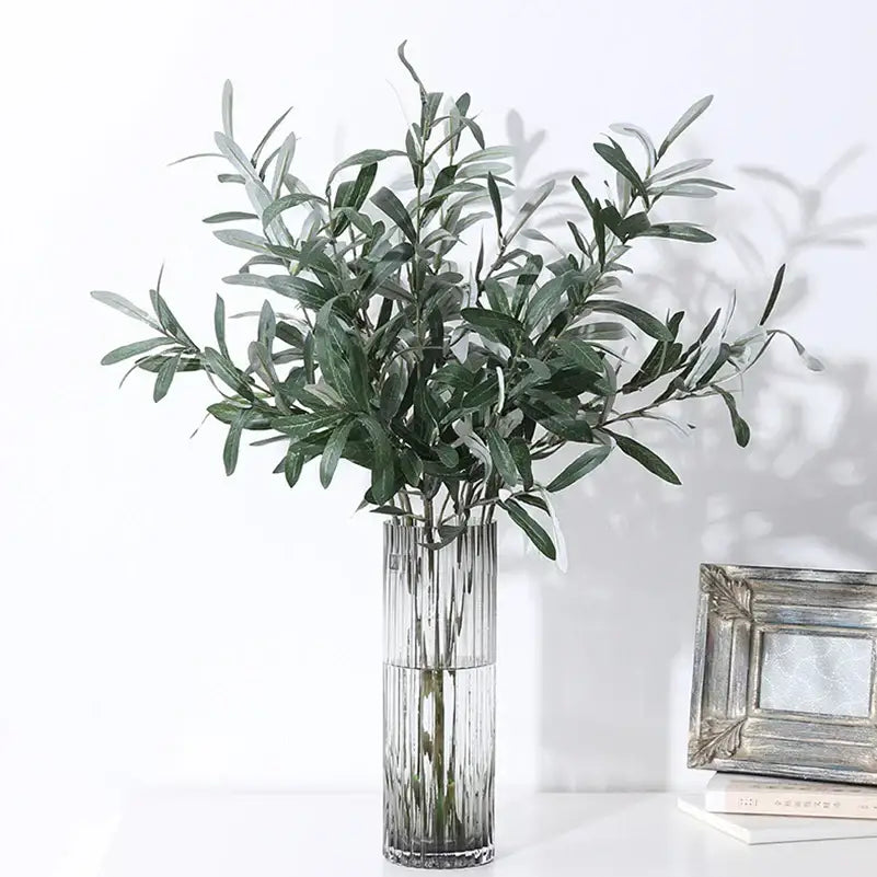 Vase en verre transparent haut à stries avec branches d’olivier artificielles luxuriantes