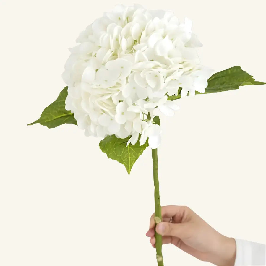 Hortensia artificielle blanche luxuriante aux pétales délicats