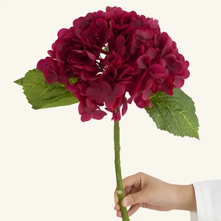 Bouquet de Hortensia Artificiel Rouge vibrant tenu en main