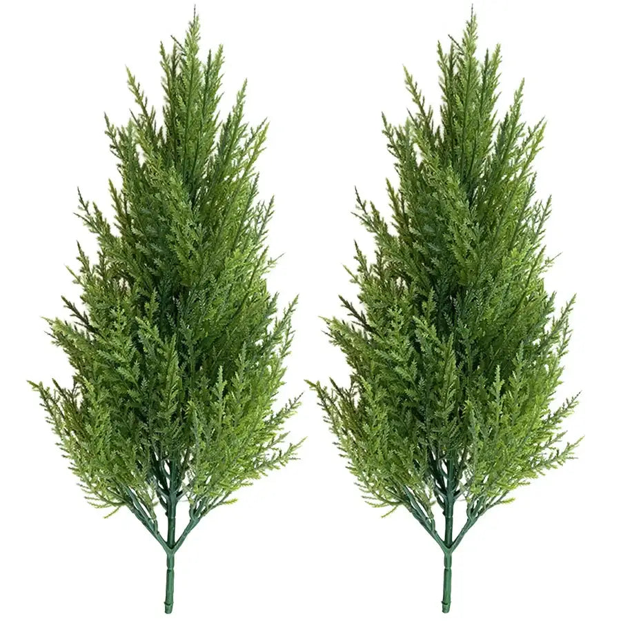 Deux petits sapins verts artificiels en cyprès à feuillage dense