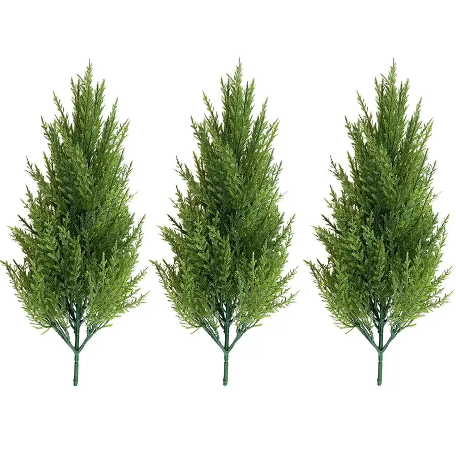 Trois petits sapins verts artificiels avec feuillage dense et tiges robustes