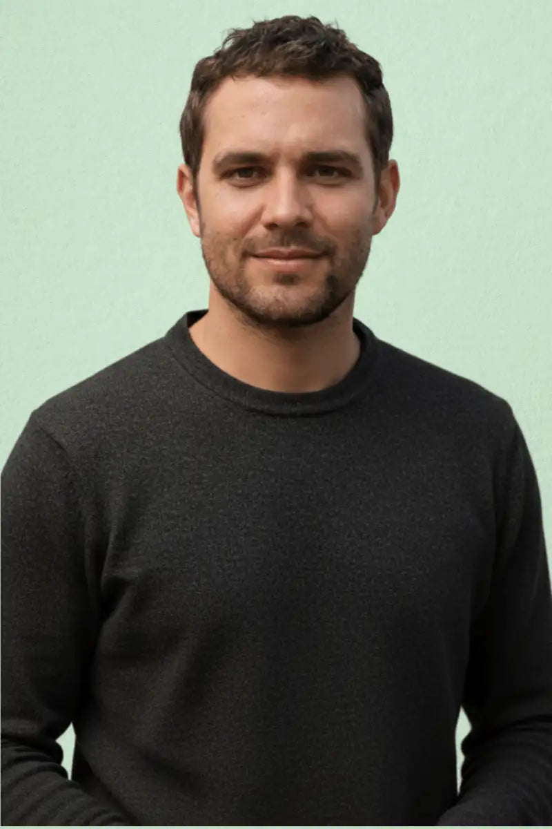 Un pull à col roulé gris foncé à manches longues.