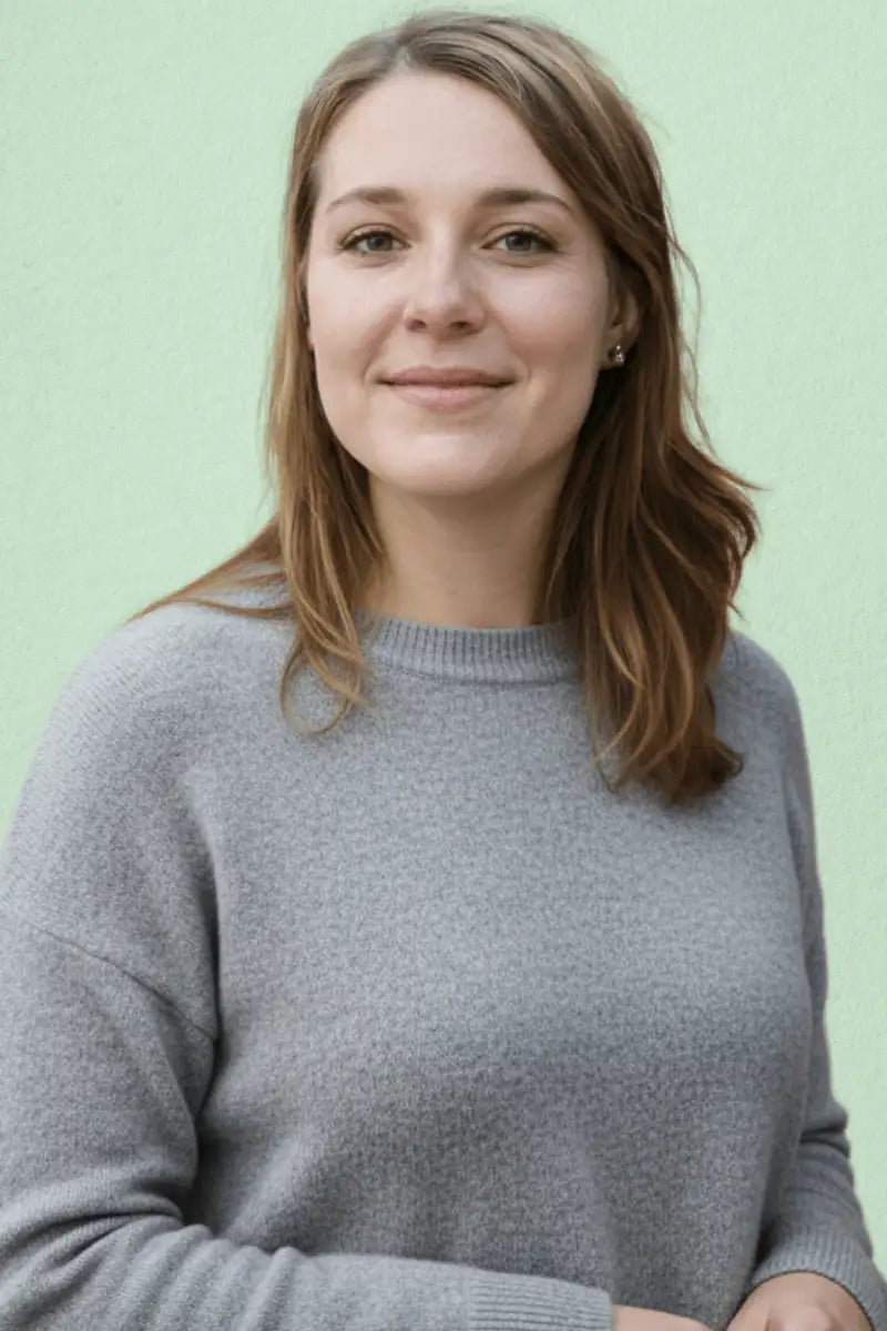 Pull en tricot gris avec encolure côtelée et manches longues