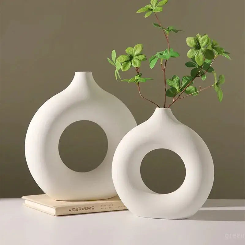 Deux vases en céramique blanche minimalistes Vase Donuts, avec découpe circulaire