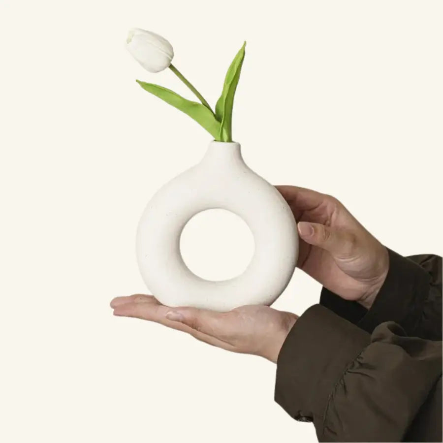 Vase Donuts : vase céramique blanc minimaliste en forme de donut avec tulipe artificielle